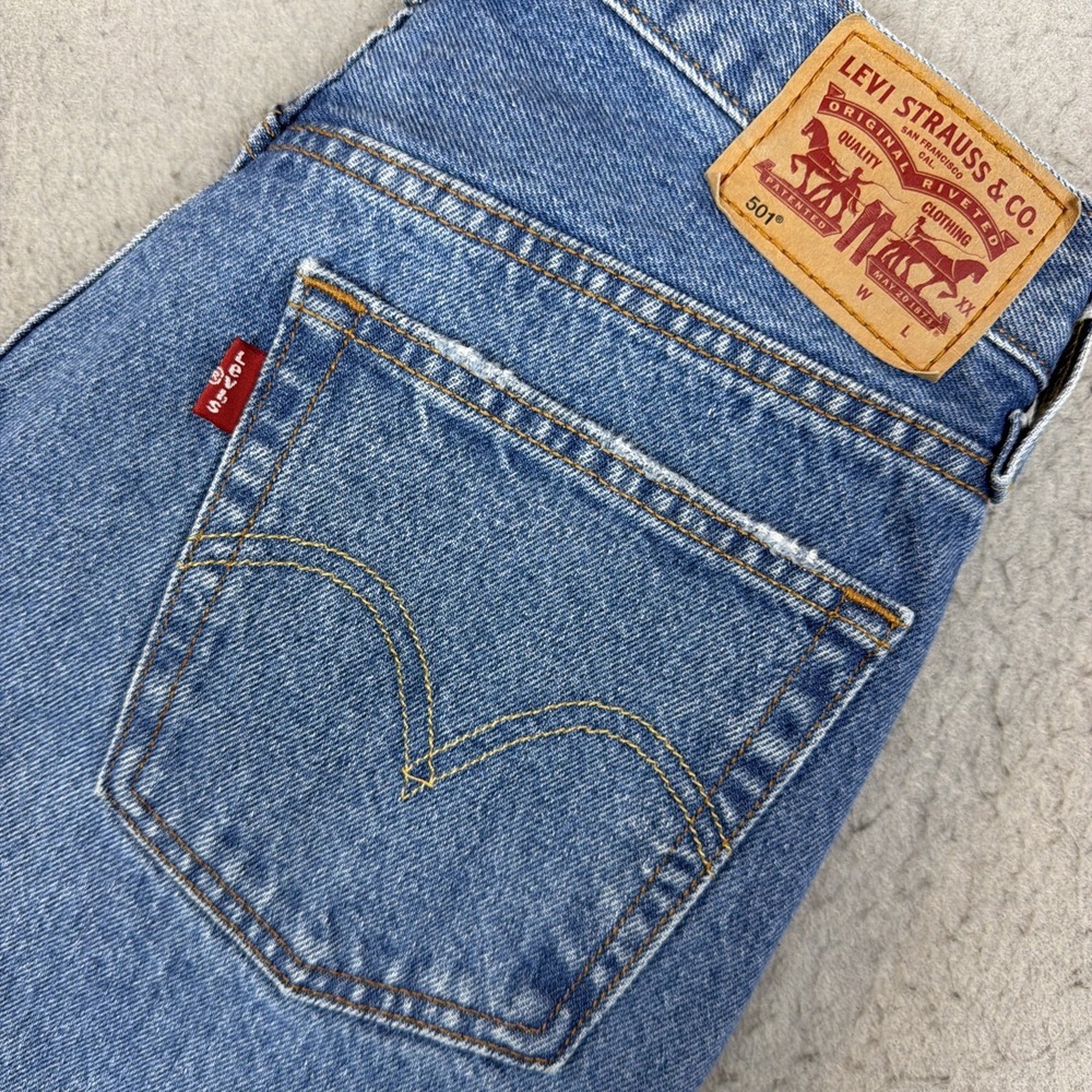 Levi's 501 Jeans Women 27x30 Blue Denim Straight Leg Button-Fly Faded Distressed